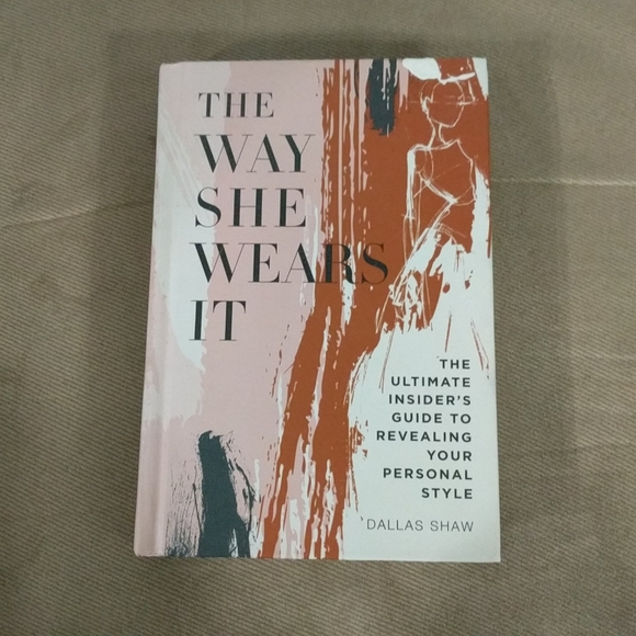 Other - The Way She Wears It - Dallas Shaw - Book